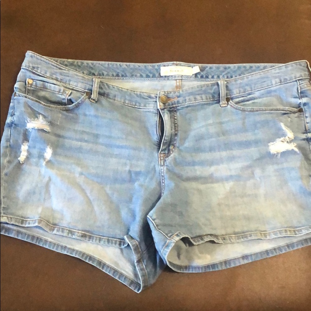 Torrid distressed light wash short**Gently Worn**